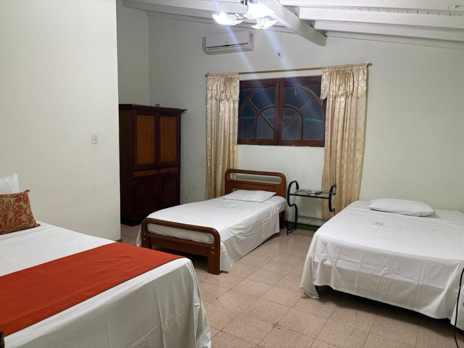 Hosteria De La Plaza Menor Santa Fe de Antioquia Bagian luar foto